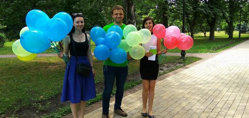 Четвертий київський місцевий центр провів для киян флеш-моб «Я знаю мою Конституцію!»