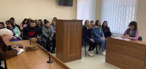 І знову молодь у стінах будинку правосуддя в Охтирці