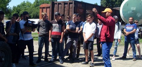 “Захищене і здорове покоління”:  трудові права та гарантії для неповнолітніх обговорили під час екскурсії ліцеїстів до вагонного депо Подільську