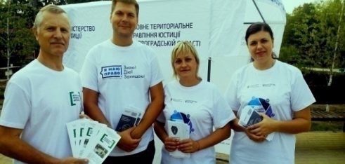 Фахівці Олександрійського місцевого центру з надання БВПД консультують громадян на вулицях міста