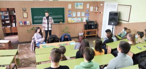 Чернівецьким ліцеїстам розповіли як захиститися в Інтернеті